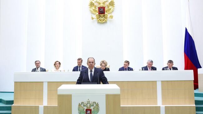 Министр иностранных дел РФ Сергей Лавров выступает во время Правительственного часа в Совете Федерации РФ