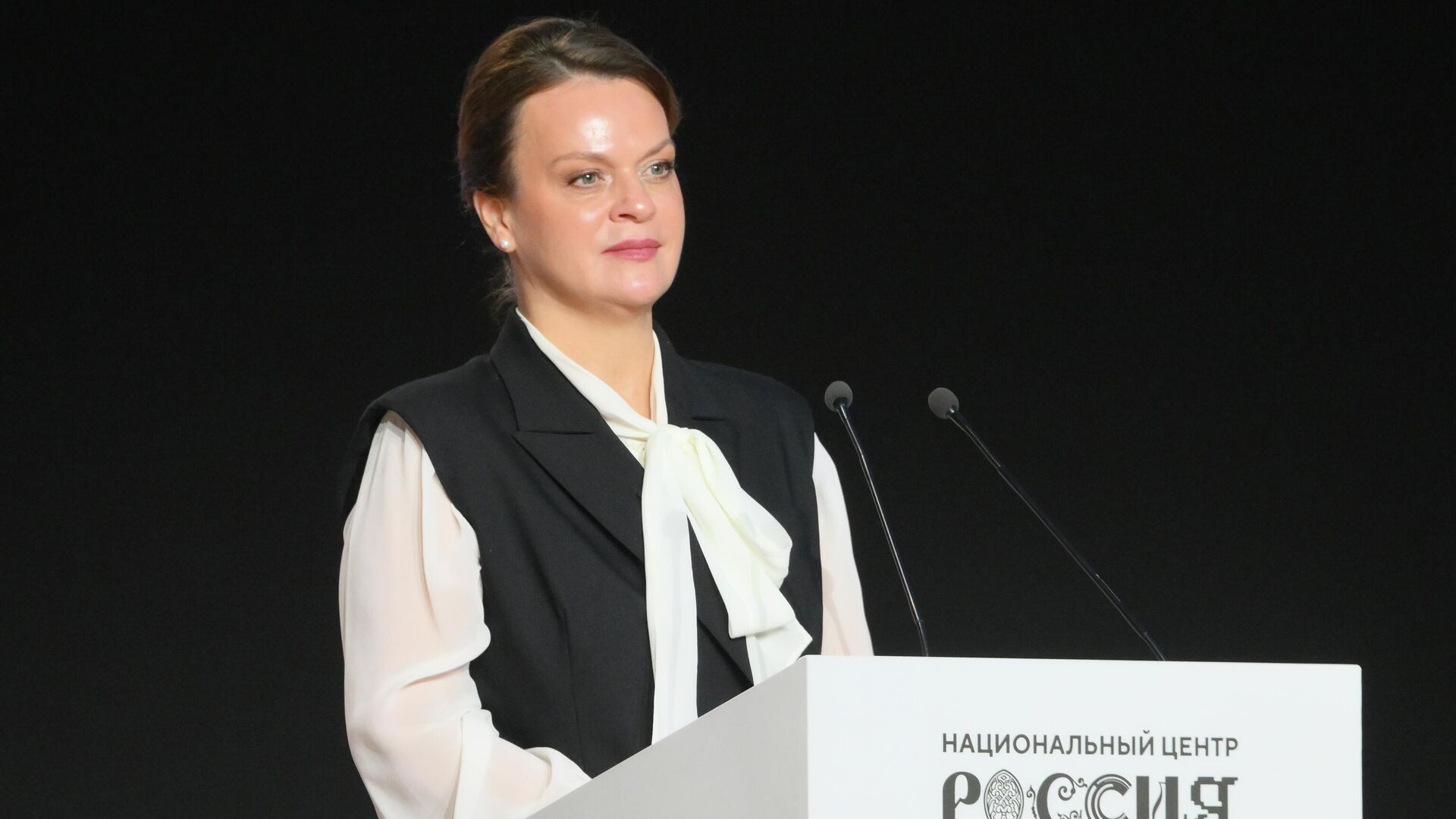 Статс-секретарь - заместитель министра обороны РФ Анна Цивилева выступает на Всероссийском форуме Вместе победим - РИА Новости, 1920, 10.12.2025