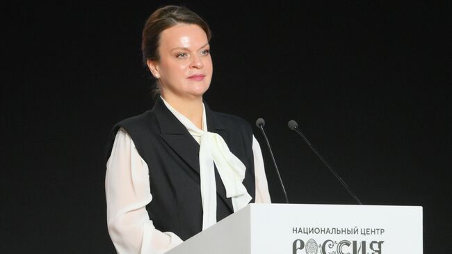 Статс-секретарь - заместитель министра обороны РФ Анна Цивилева выступает на Всероссийском форуме Вместе победим