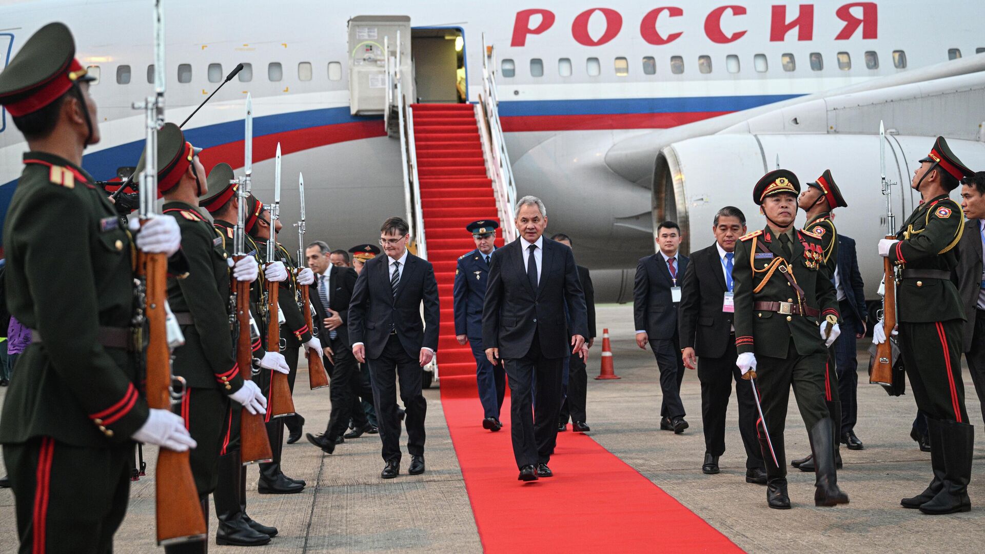 Сергей Шойгу во Вьентьяне - РИА Новости, 1920, 12.12.2025