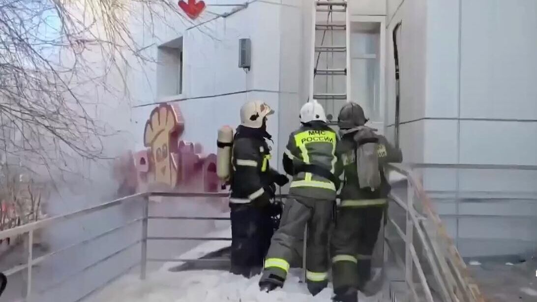 Ликвидация пожара в торговом центре Баянгол в Улан-Удэ Ликвидация пожара в торговом центре Баянгол в Улан-Удэ - РИА Новости, 1920, 10.12.2025