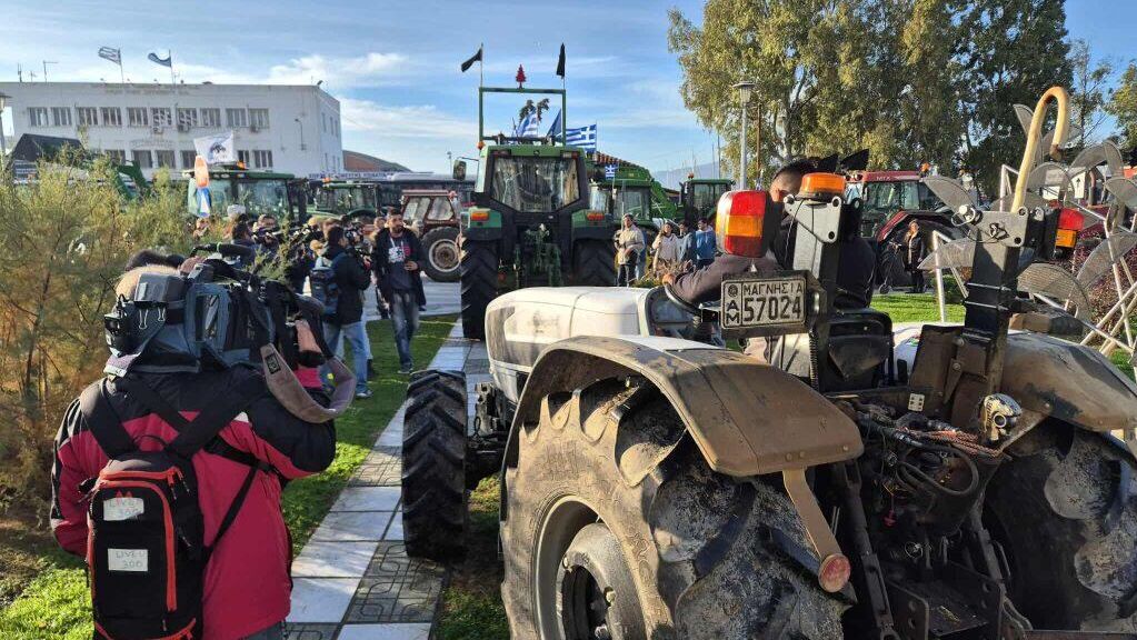 Протестующие фермеры и рыбаки с суши и моря заблокировали греческий порт Волосу - РИА Новости, 1920, 10.12.2025