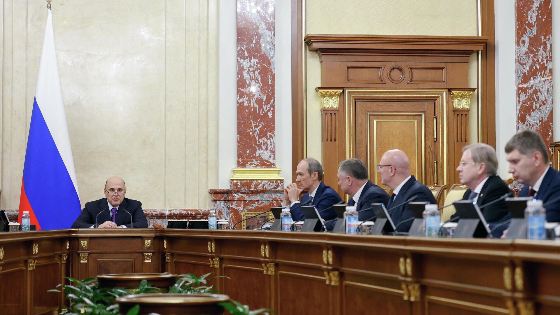 Председатель правительства РФ Михаил Мишустин проводит заседание кабинета министров РФ. 10 декабря 2025 Председатель правительства РФ Михаил Мишустин проводит заседание кабинета министров РФ. 10 декабря 2025 - РИА Новости, 1920, 10.12.2025