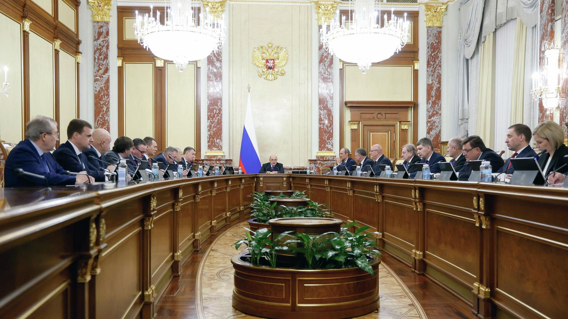 Председатель правительства РФ Михаил Мишустин проводит заседание кабинета министров РФ Председатель правительства РФ Михаил Мишустин проводит заседание кабинета министров РФ - РИА Новости, 1920, 10.12.2025