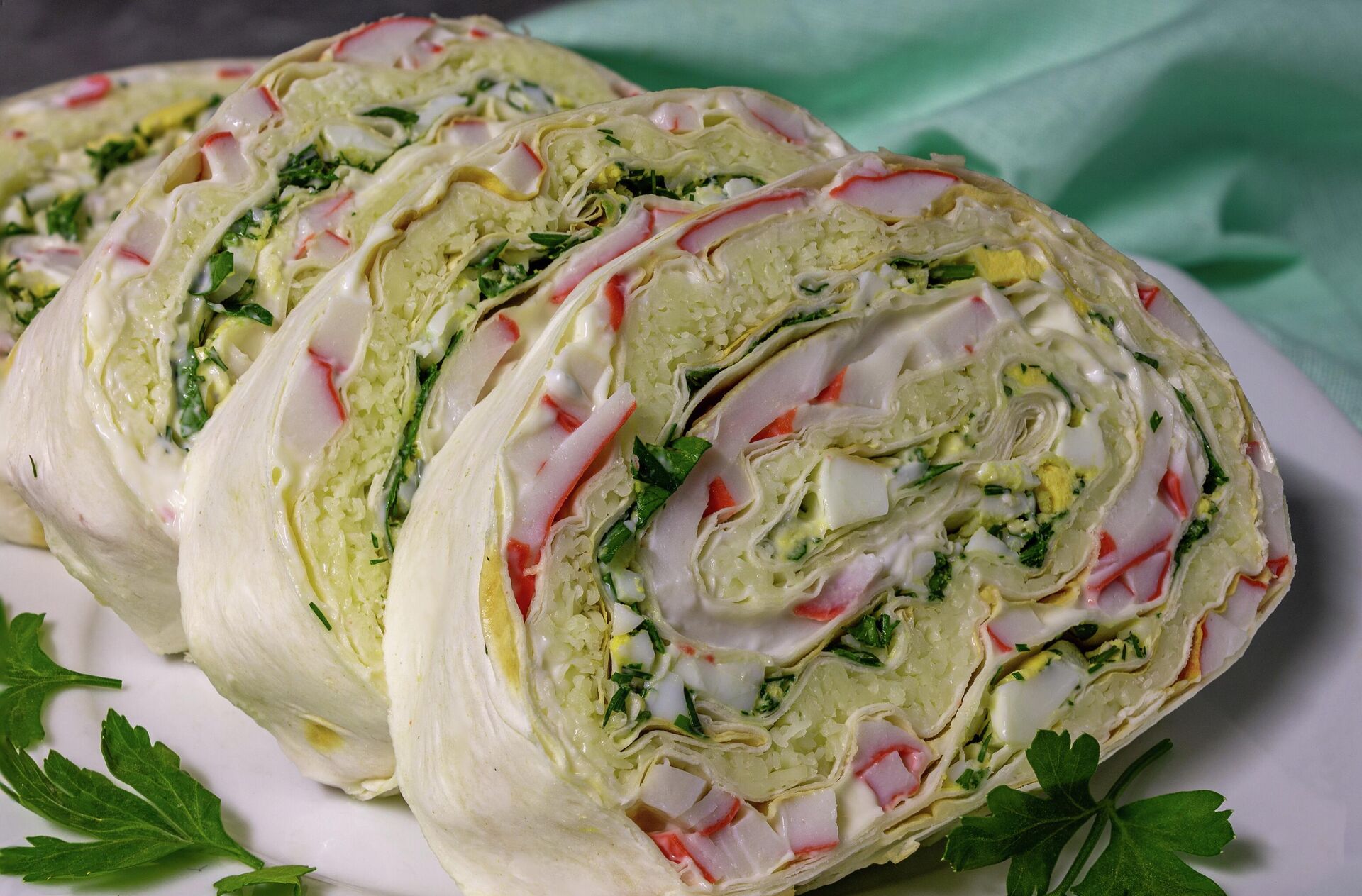 Салат с крабовыми палочками в лаваше - РИА Новости, 1920, 10.12.2025