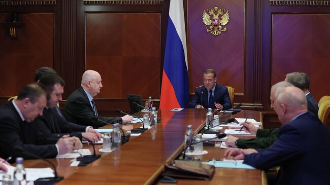 Заместитель председателя Совета безопасности РФ Дмитрий Медведев проводит совещание по вопросам доукомплектования Вооруженных Сил РФ военнослужащими по контракту. 10 декабря 2025