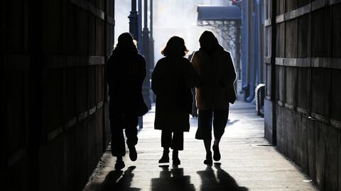 Прохожие на улице Остоженке в Москве