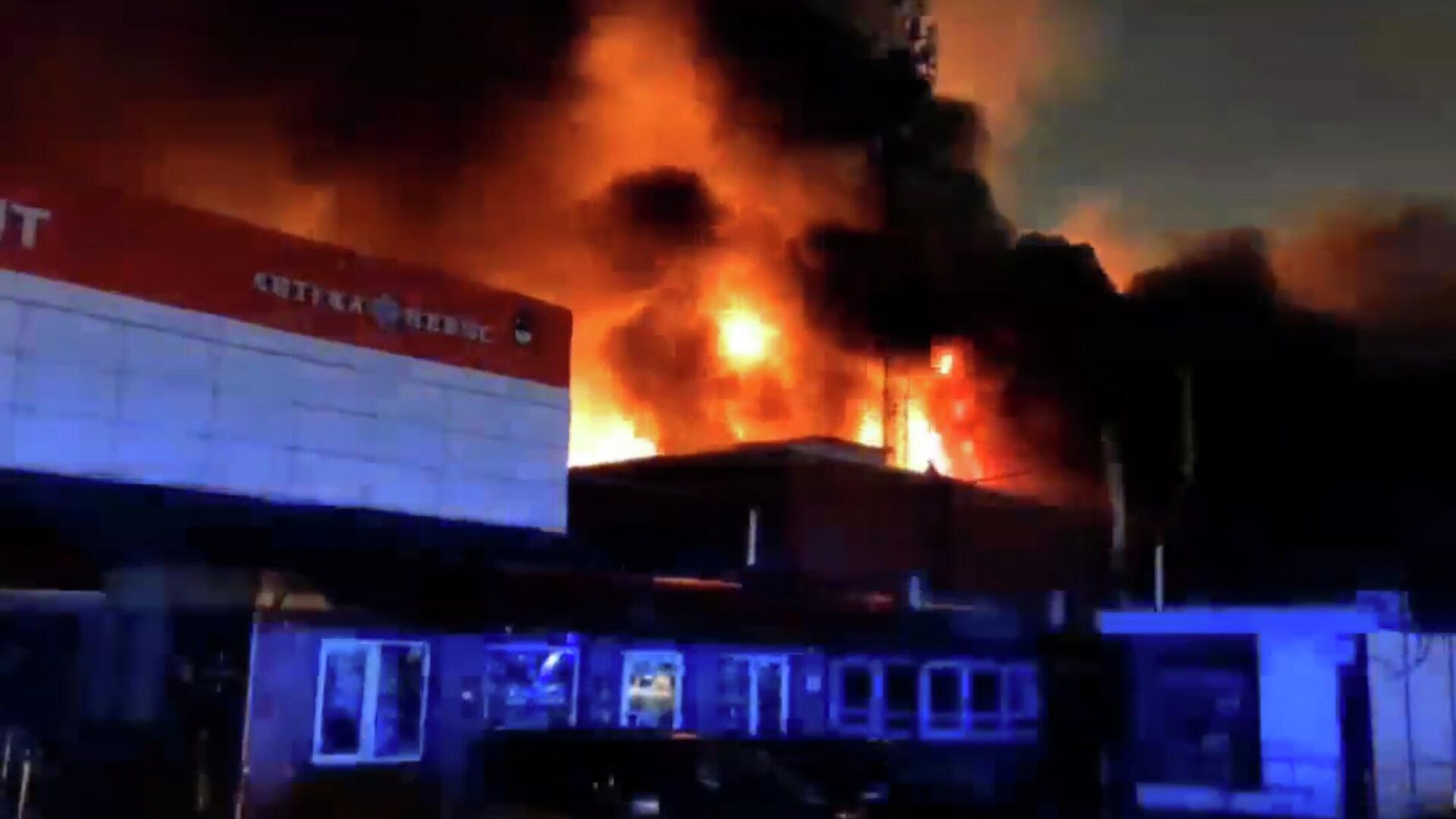 Пожар на рынке в Невском районе Санкт-Петербурга - РИА Новости, 1920, 11.12.2025