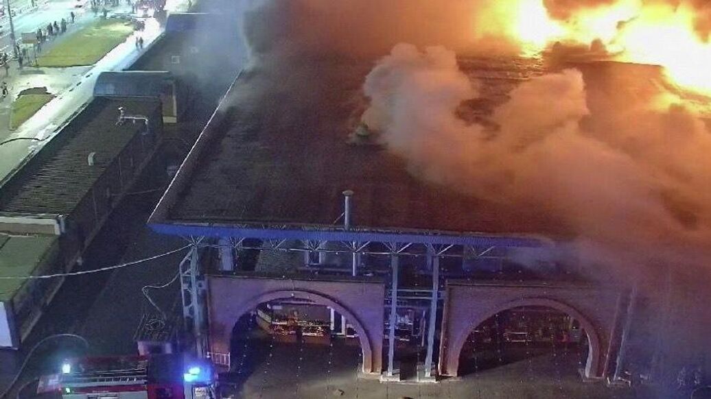 Экстренные службы назвали возможную причину пожара на рынке в Петербурге