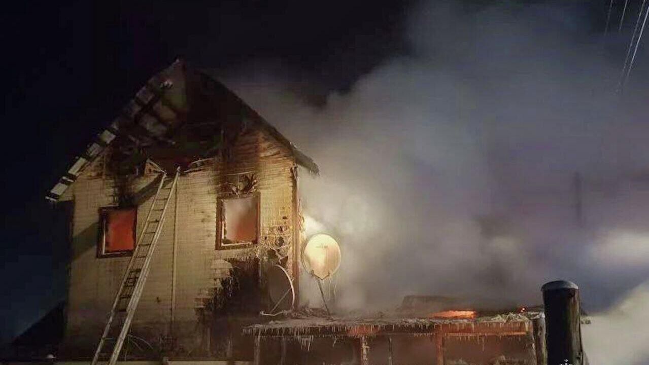 Последствия пожара в якутском селе Октемцы, где погибли пять человек - РИА Новости, 1920, 11.12.2025