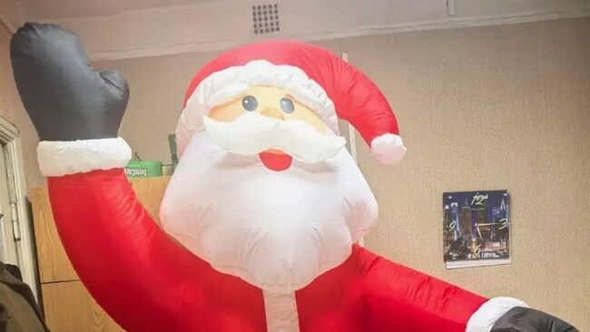 Надувной Дед Мороз, которого житель Камчатки из Вилючинска украл в Елизово