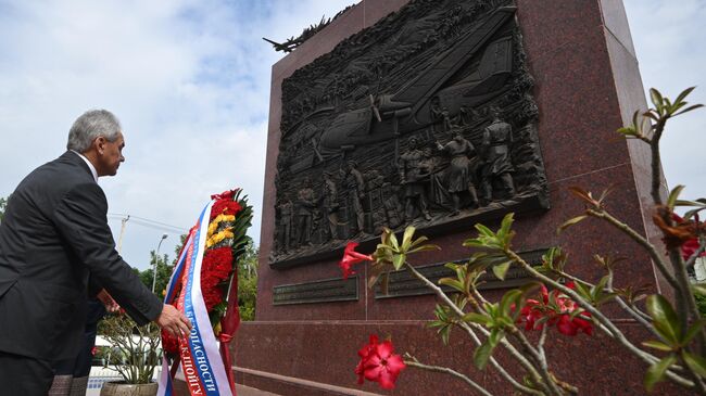 Секретарь Совета безопасности РФ Сергей Шойгу на церемонии возложения венка к памятнику советским лётчикам во Вьентьяне