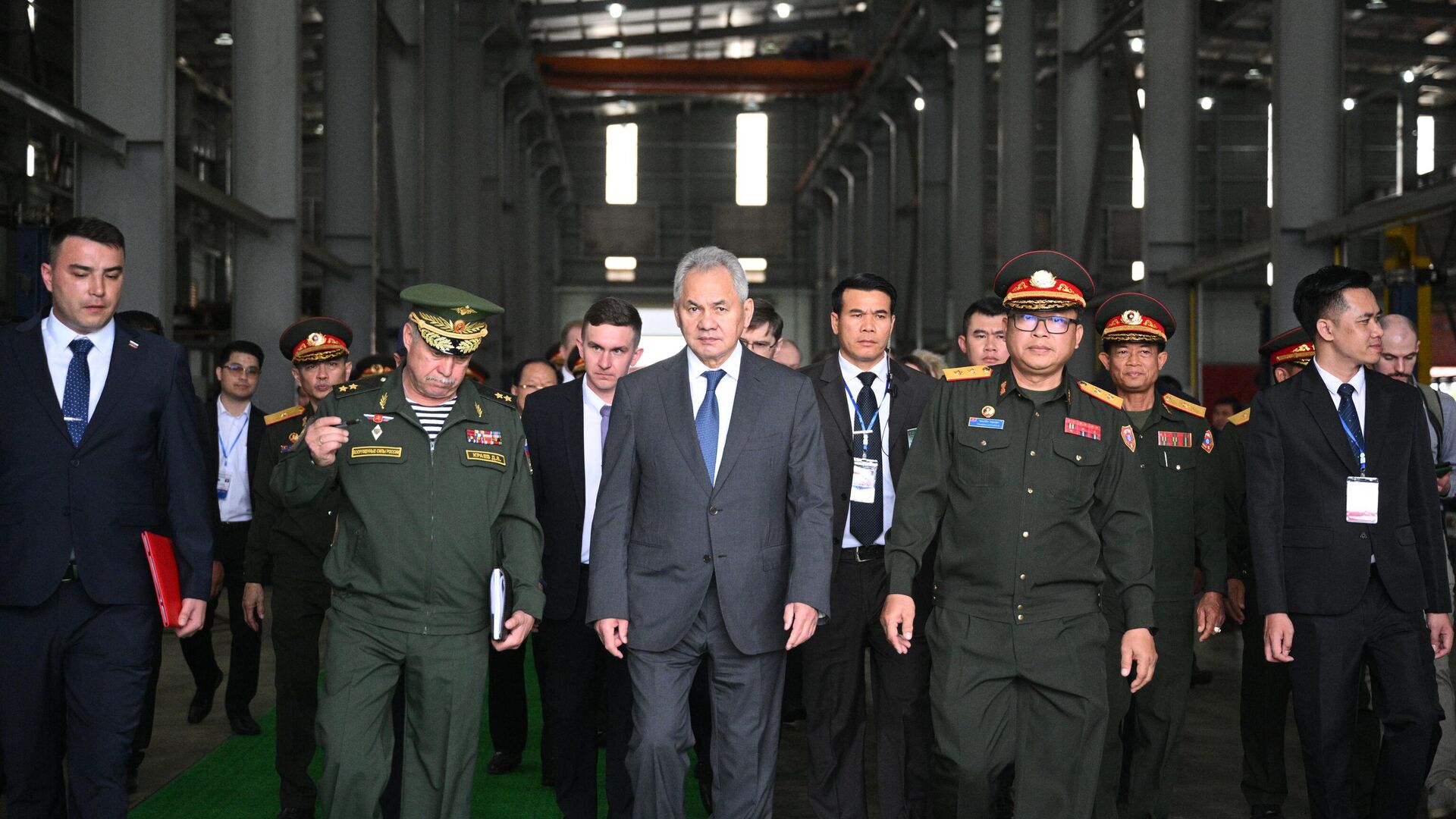 Секретарь Совета безопасности РФ Сергей Шойгу во время посещения ремонтного завода №674 ВВТ Вьетнамско-лаосской дружбы во Вьентьяне - РИА Новости, 1920, 11.12.2025