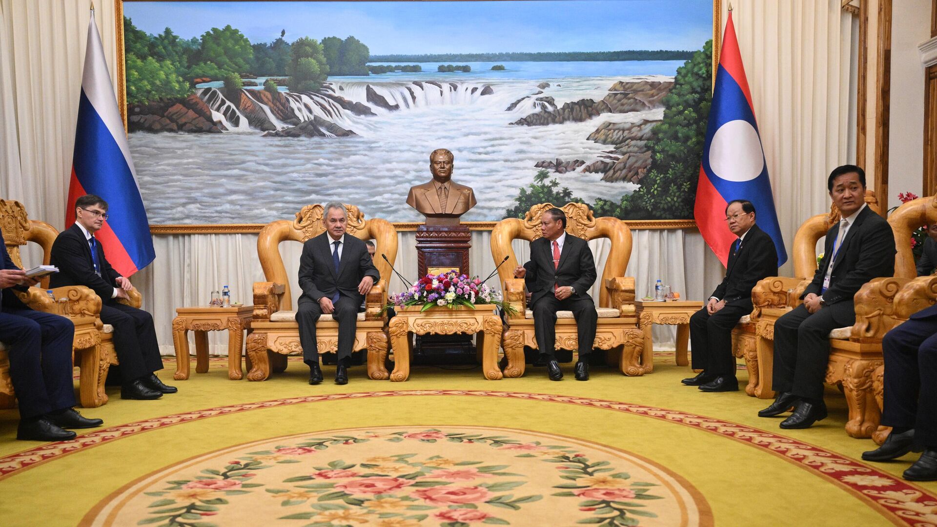 Секретарь Совета безопасности РФ Сергей Шойгу и заместитель премьер-министра, министр общественной безопасности Лаоса Вилай Лакхамфонг во время встречи во Вьентьяне - РИА Новости, 1920, 11.12.2025