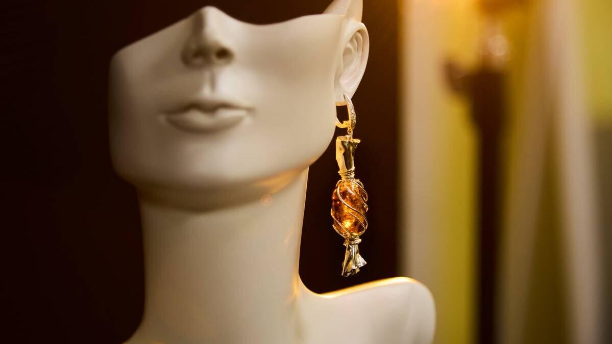 Калининградский янтарный комбинат изготовил серьги-конфеты, придуманные искусственным интеллектом - РИА Новости, 1920, 11.12.2025