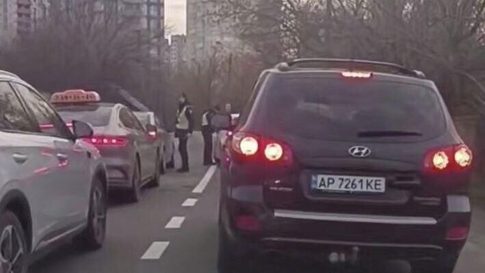 Полиция и ТЦК перекрыли улицу Тепловозную в Киеве для проверки документов у всех водителей. Кадр видео из соцсетей Полиция и ТЦК перекрыли улицу Тепловозную в Киеве для проверки документов у всех водителей. Кадр видео из соцсетей - РИА Новости, 1920, 16.12.2025