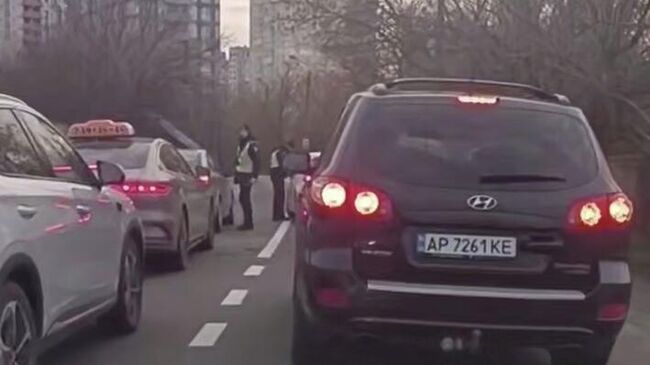 Полиция и ТЦК перекрыли улицу Тепловозную в Киеве для проверки документов у всех водителей. Кадр видео из соцсетей