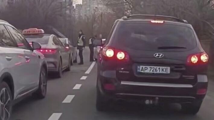 Полиция и ТЦК перекрыли улицу Тепловозную в Киеве для проверки документов у всех водителей Полиция и ТЦК перекрыли улицу Тепловозную в Киеве для проверки документов у всех водителей - РИА Новости, 1920, 14.12.2025