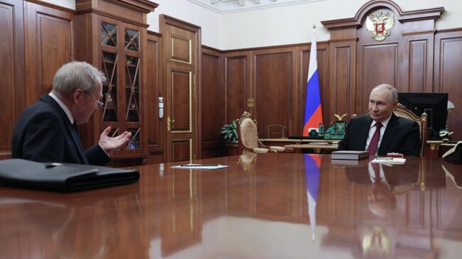 Владимир Путин и Валерий Зорькин во время встречи в Кремле