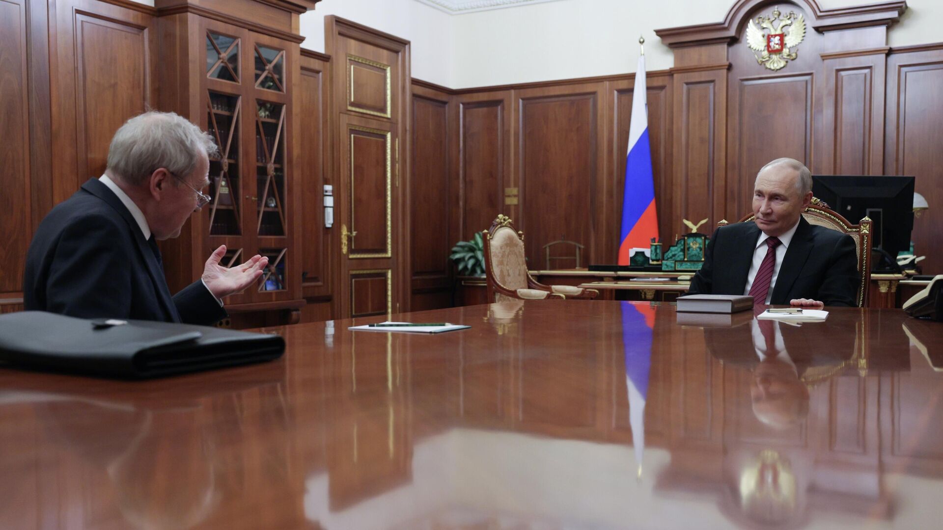 Владимир Путин и Валерий Зорькин во время встречи в Кремле - РИА Новости, 1920, 11.12.2025