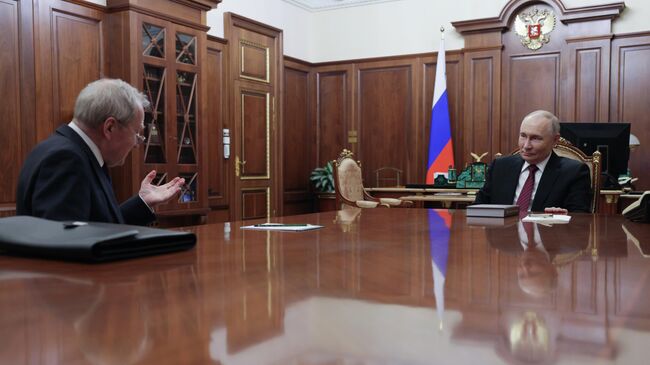 Путин на встрече с председателем Конституционного суда Валерием Зорькиным