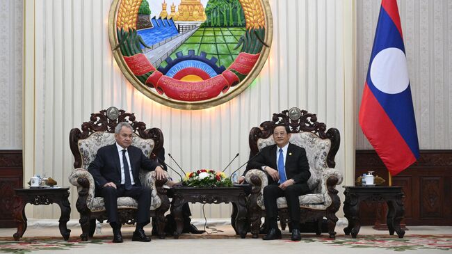 Секретарь Совета безопасности РФ Сергей Шойгу и премьер-министр Лаоса Сонесай Сипхандон во время встречи во Вьентьяне