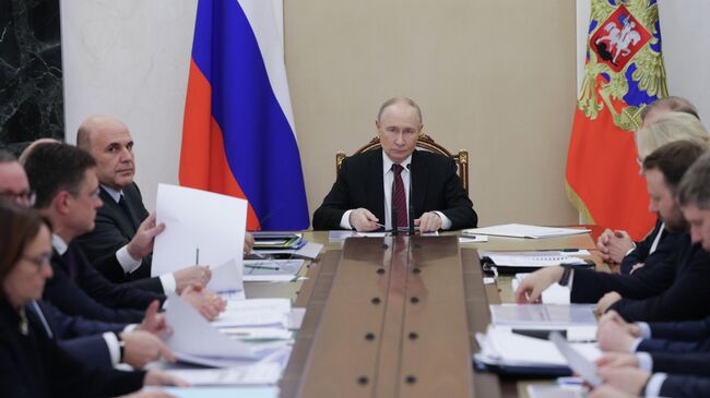 Президент РФ Владимир Путин проводит совещание по экономическим вопросам