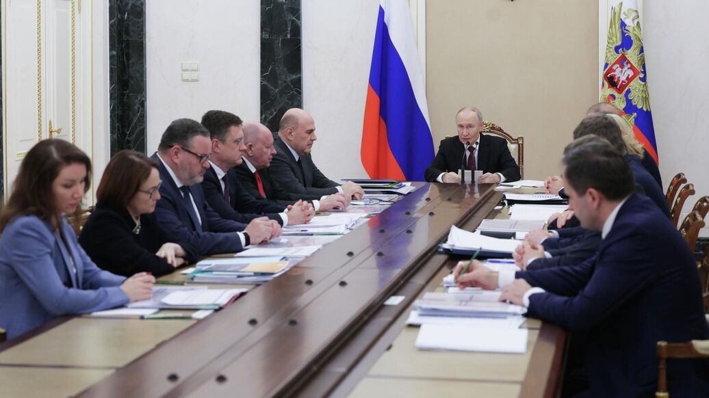 Путин рассказал о повышении зарплат бюджетников и пенсий