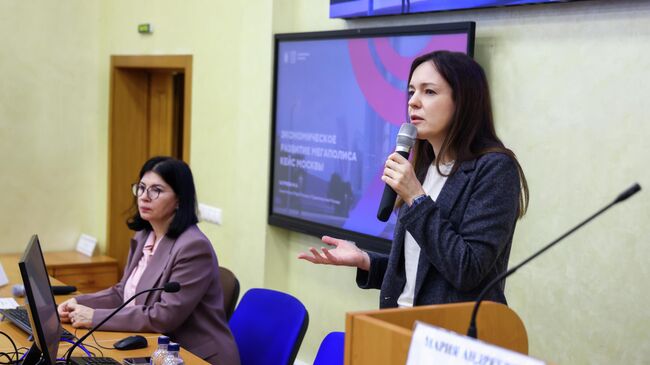 заместитель мэра Москвы, руководитель департамента экономической политики и развития города Мария Багреева на занятиях Школы городской экономики