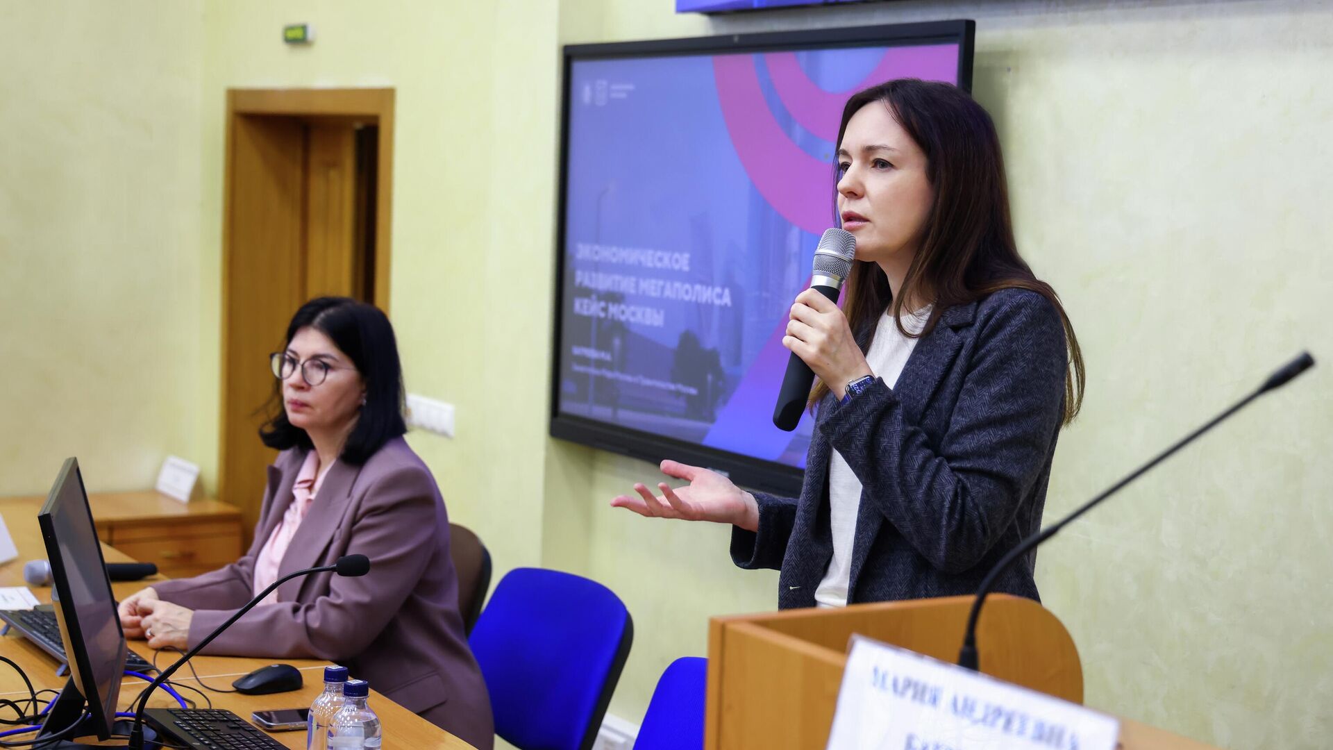 заместитель мэра Москвы, руководитель департамента экономической политики и развития города Мария Багреева на занятиях Школы городской экономики - РИА Новости, 1920, 11.12.2025