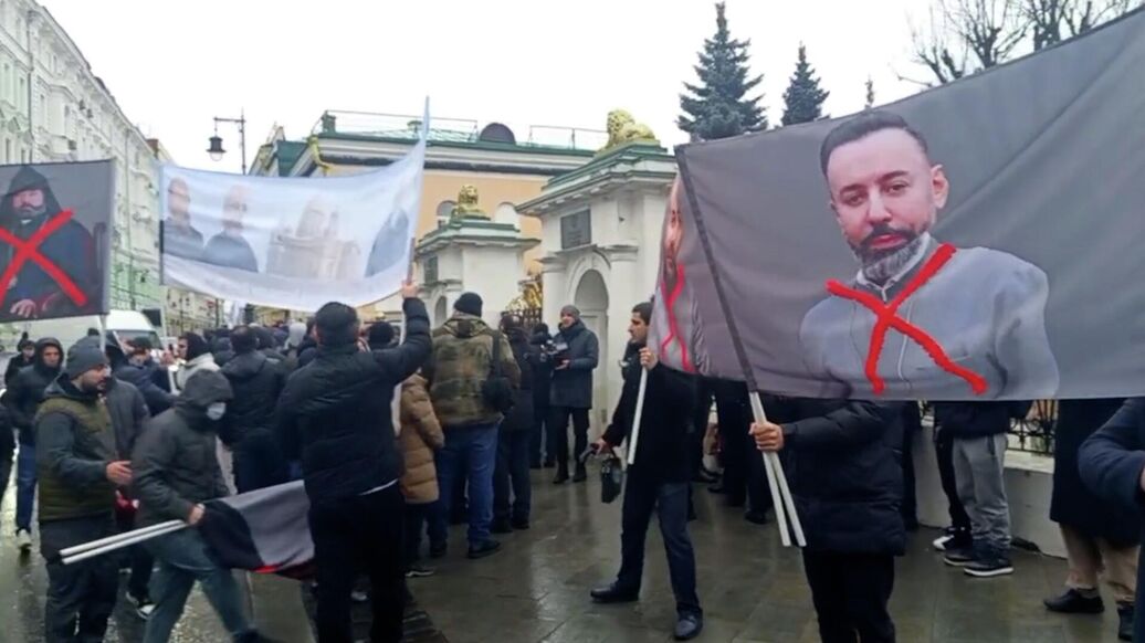 Пашиняна встретили митингом у армянского посольства в Москве