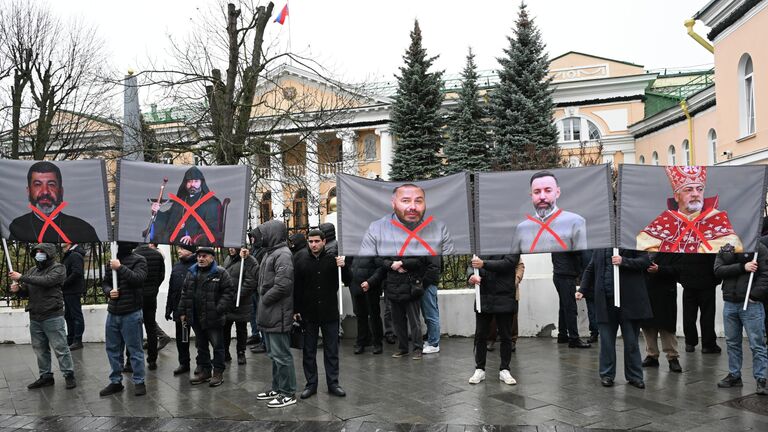 Пашиняна встретили митингом у армянского посольства в Москве Пашиняна встретили митингом у армянского посольства в Москве