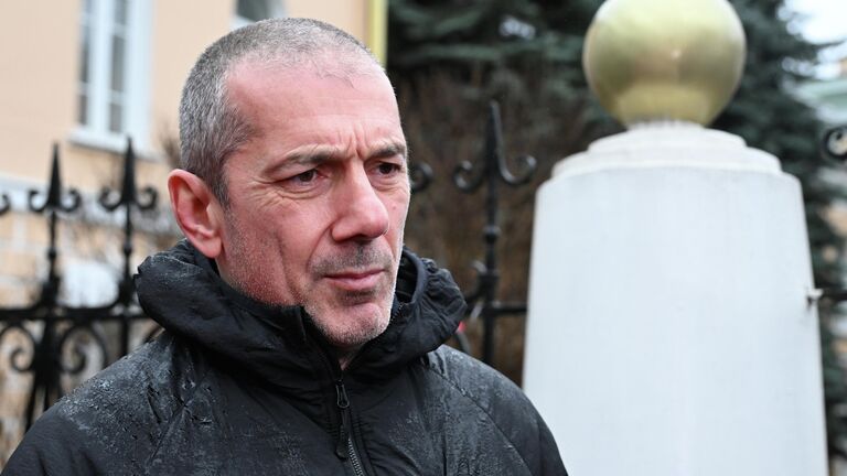 Военнослужащий интернациональной бригады Пятнашка Андрей Аракелян (позывной Захар) во время акции Мы вместе с Эчмиадзином в защиту Армянской апостольской церкви у здания посольства Республики Армения в Москве