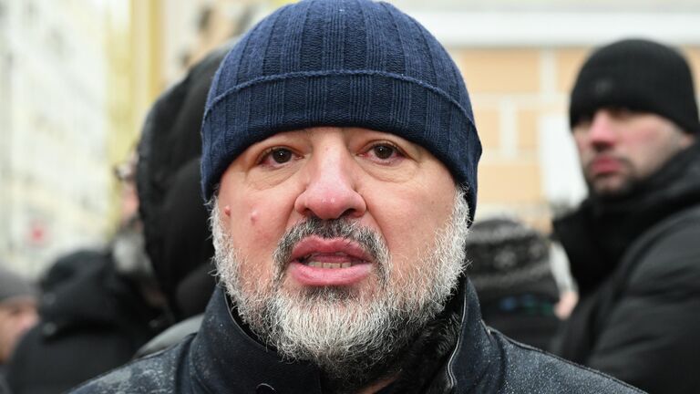 Основатель и лидер Крестоносного освободительного движения Артур Асатрян во время акции Мы вместе с Эчмиадзином в защиту Армянской апостольской церкви у здания посольства Республики Армения в Москве