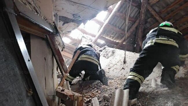 Сотрудники МЧС России на месте взрыва бытового газа в 4-этажном многоквартирном доме в городе Петров Вал Волгоградской области