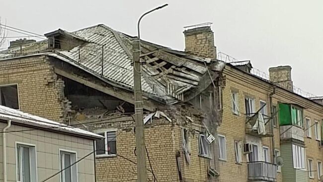 Последствия взрыва бытового газа в четырехэтажном многоквартирном доме в городе Петров Вал в Волгоградской области