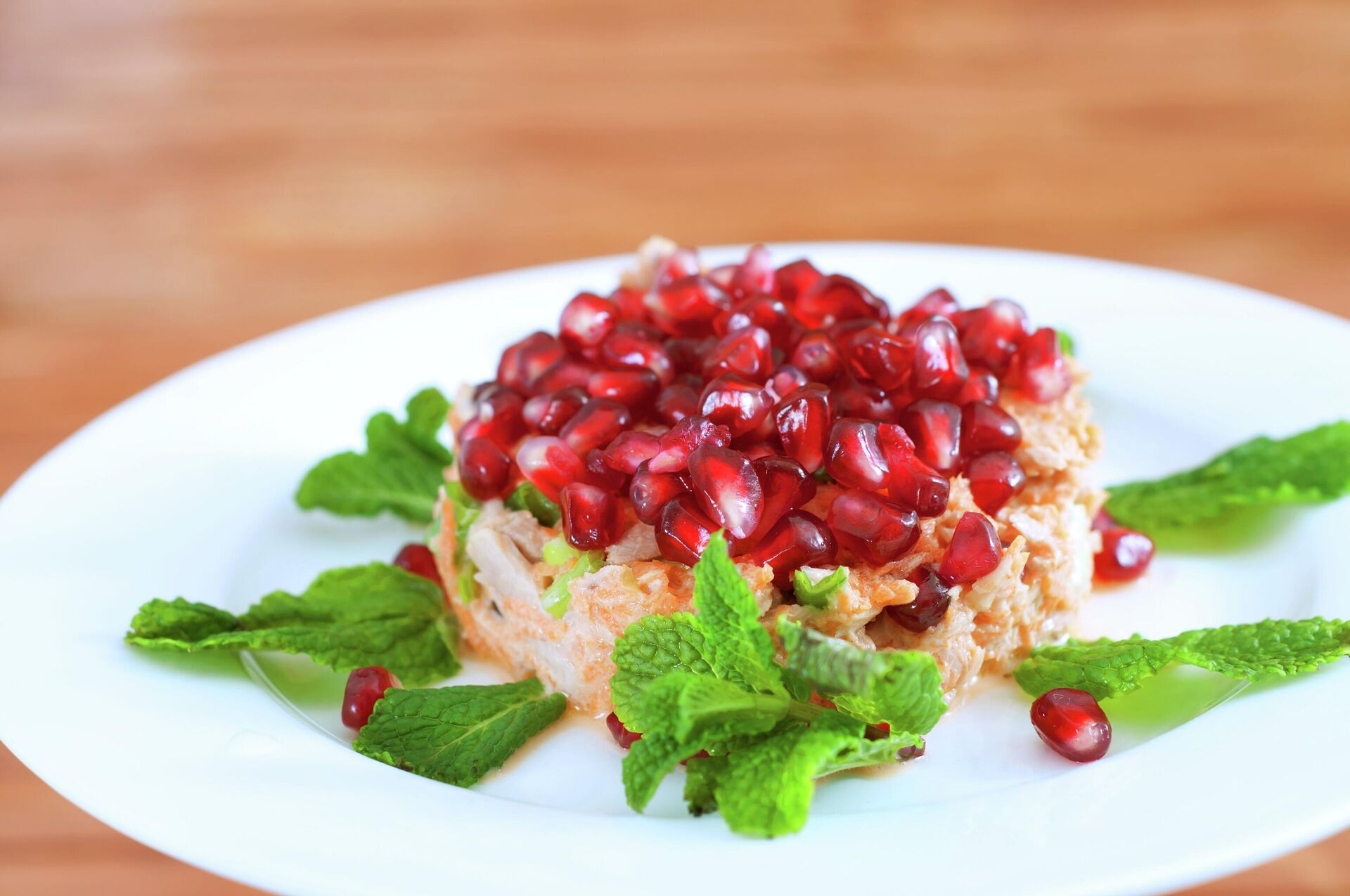 Салат Огонь с гранатом Салат Огонь с гранатом - РИА Новости, 1920, 11.12.2025