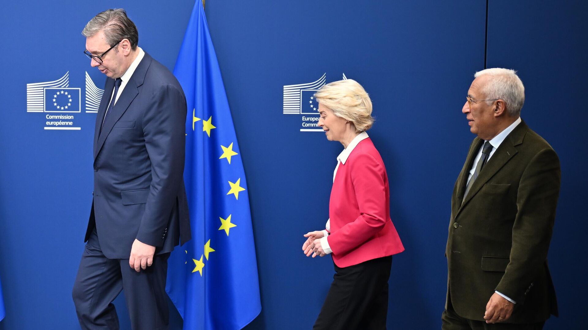 Президент Сербии Александр Вучич, председатель Еврокомиссии Урсула фон дер Ляйен и председатель Европейского совета Антониу Кошта во время встречи в Брюсселе. 11 декабря 2025 - РИА Новости, 1920, 11.12.2025