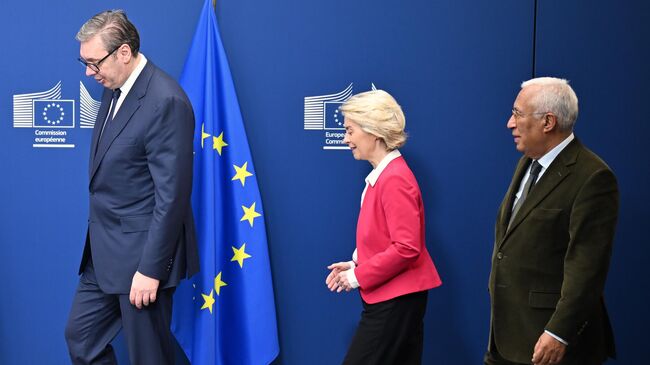 Президент Сербии Александр Вучич, председатель Еврокомиссии Урсула фон дер Ляйен и председатель Европейского совета Антониу Кошта во время встречи в Брюсселе. 11 декабря 2025