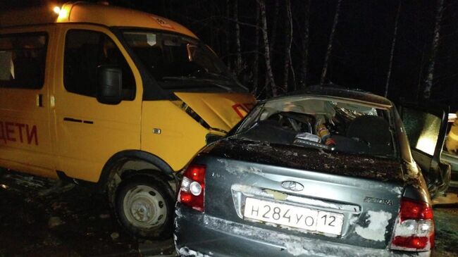 Последствия столкновении легкового автомобиля со школьным автобусом в Марий Эл