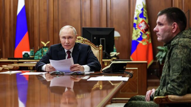 Владимир Путин проводит в режиме видеоконференции совещание по ситуации в зоне СВО. Справа: командир 123-й мотострелковой бригады Денис Пирогов