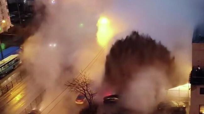 Последствия прорыва трубопровода на улице Маршала Казакова в Санкт-Петербурге. Кадр видео