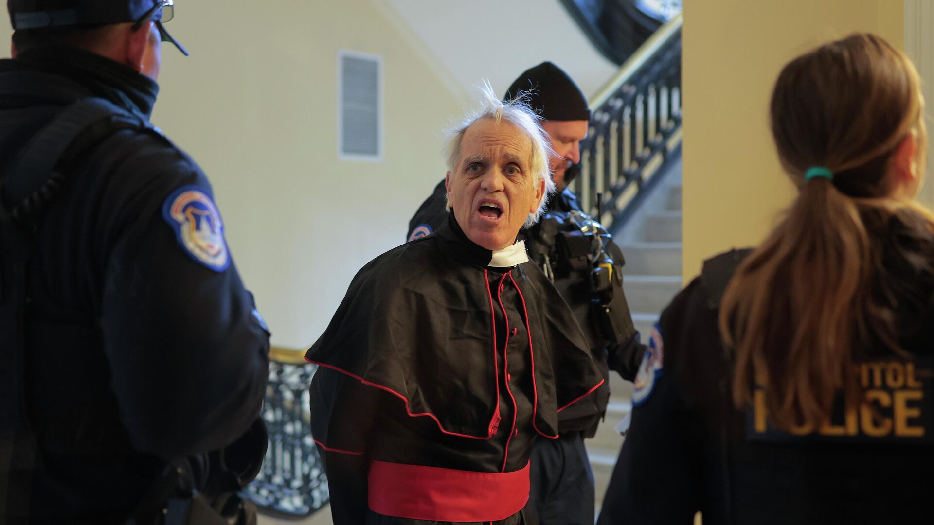 Протестующий в рясе священника задержан после попытки срыва слушаний комитета по внутренней безопасности палаты представителей конгресса США в Вашингтоне - РИА Новости, 1920, 11.12.2025