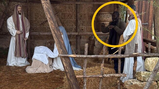 Преступник в Италии притворился фигурой в вертепе со сценой Рождества