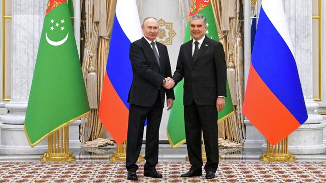 Президент России Владимир Путин и председатель народного совета Туркменистана Гурбангулы Бердымухамедов во время встречи в Ашхабаде Президент России Владимир Путин и председатель народного совета Туркменистана Гурбангулы Бердымухамедов во время встречи в Ашхабаде