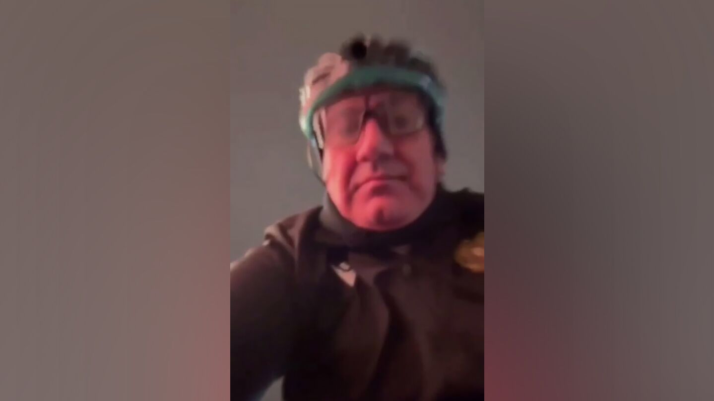  Премьер-министр Армении Никол Пашинян во время велопрогулки в Москве. Кадр видео - РИА Новости, 1920, 12.12.2025