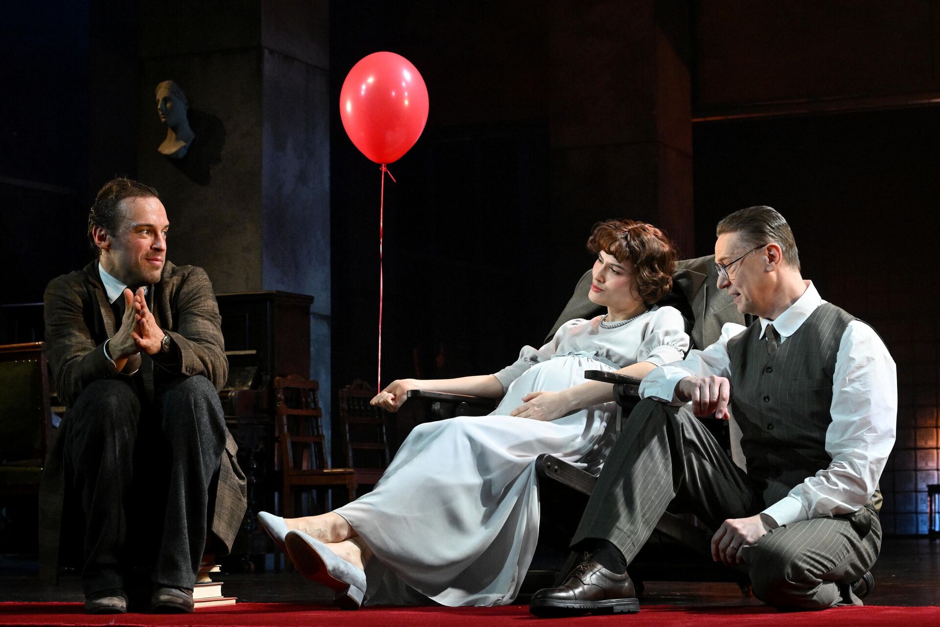 Павел Попов (Лев Ландау), Каролина Койцан (Маргарет Бор) и Олег Макаров (Нильс Бор) в сцене из спектакля Солнце Ландау режиссера Анатолия Шульева на Основной сцене Государственного академического театра имени Евгения Вахтангова в Москве Павел Попов (Лев Ландау), Каролина Койцан (Маргарет Бор) и Олег Макаров (Нильс Бор) в сцене из спектакля Солнце Ландау режиссера Анатолия Шульева на Основной сцене Государственного академического театра имени Евгения Вахтангова в Москве - РИА Новости, 1920, 12.12.2025