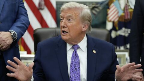 Президент США Дональд Трамп во время общения с журналистами в Белом доме Президент США Дональд Трамп во время общения с журналистами в Белом доме