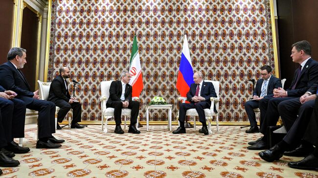 Президент РФ Владимир Путин и президент Ирана Масуд Пезешкиан во время встречи в Ашхабаде