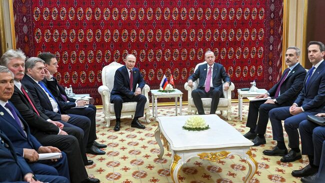 Президент РФ Владимир Путин и президент Турции Реджеп Тайип Эрдоган во время встречи в Ашхабаде. 12 декабря 2025